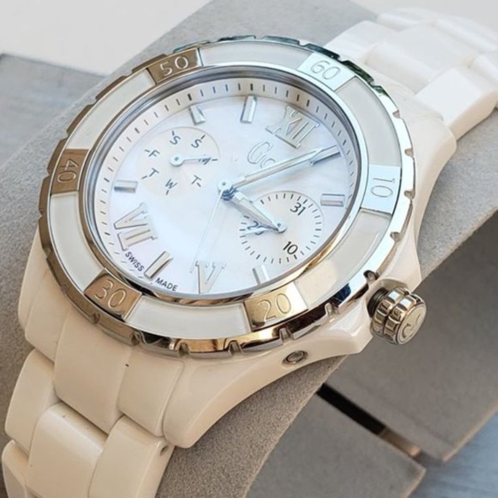 New GUESS COLLECTION White Sapphire Crystal Watch - Picture 4 of 9